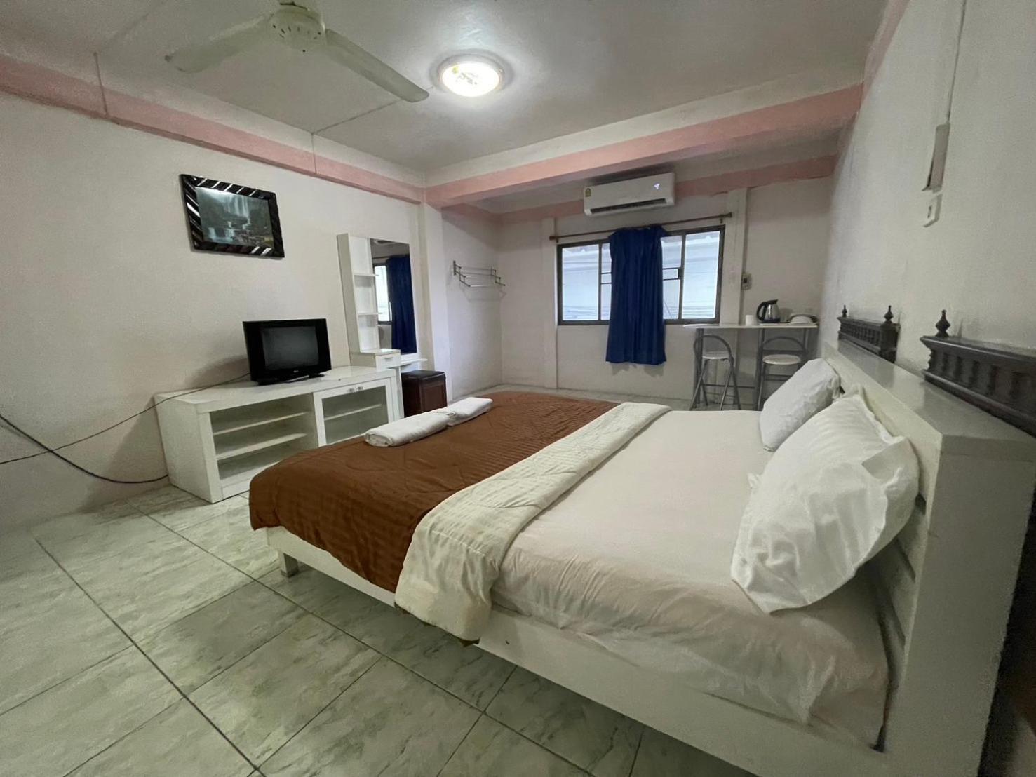 Oyo 75494 President Apartment Pattaya Exterior foto