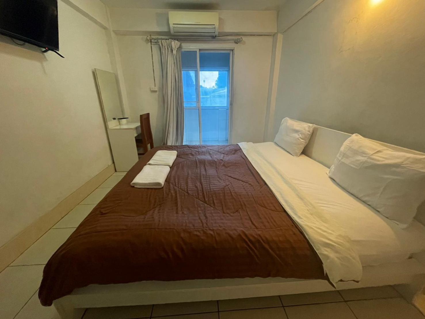 Oyo 75494 President Apartment Pattaya Exterior foto
