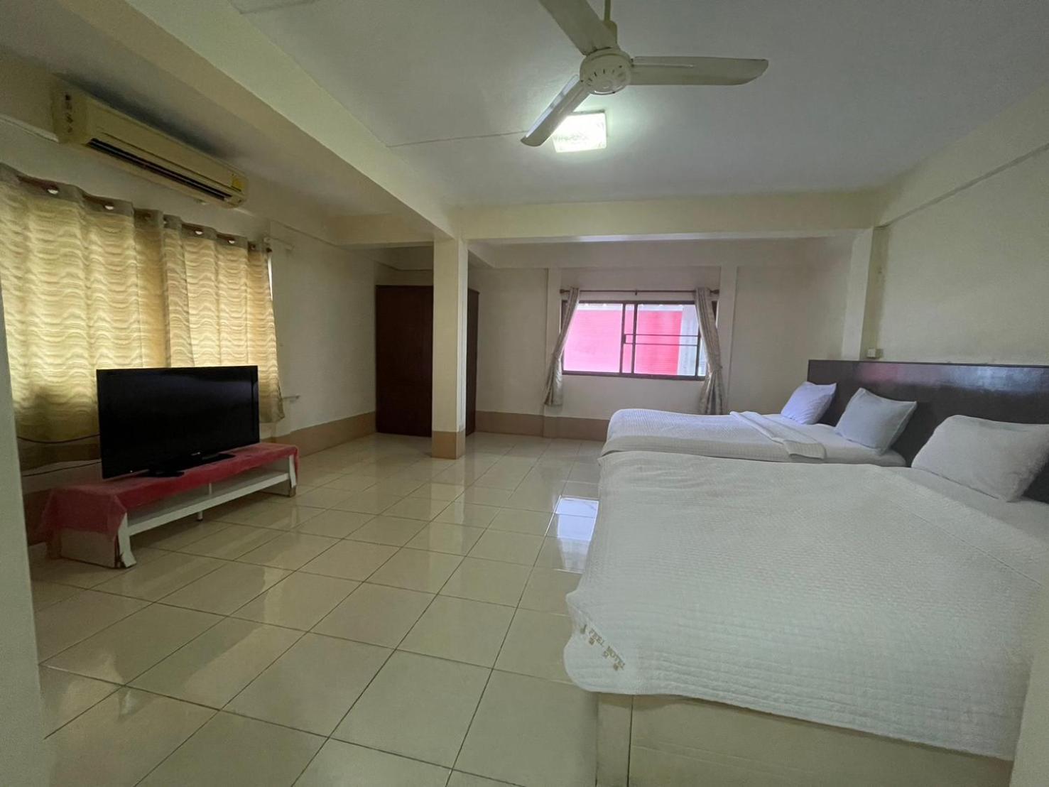 Oyo 75494 President Apartment Pattaya Exterior foto
