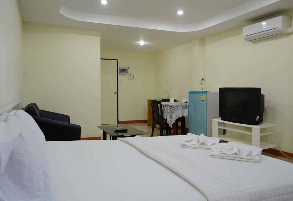 Oyo 75494 President Apartment Pattaya Quarto foto